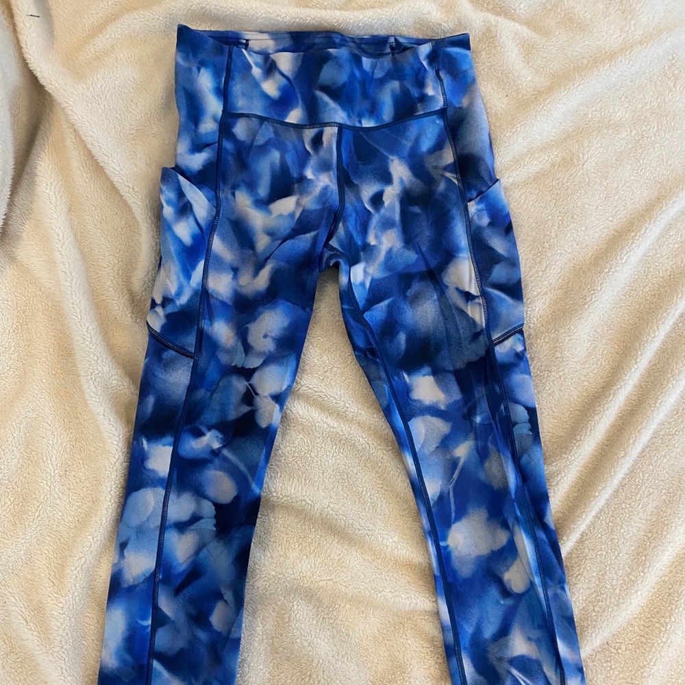 Lululemon 7/8 leggings sz 6 blue geometric pattern